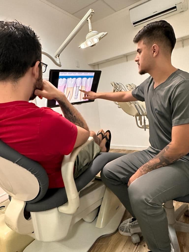 Consulta com paciente na Atos Odontologia Especializada